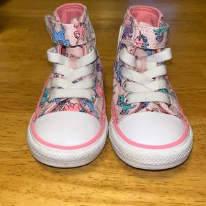 Converse Chuck Taylor toddler size 5 high top. Gently worn. Great condition.